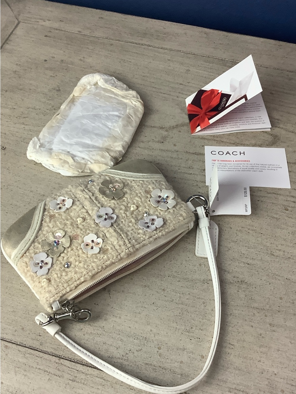 NWT RARE Coach Ivory Wool Floral 3D Appliqué Wristlet with Metallic Accents - Picture 6 of 12